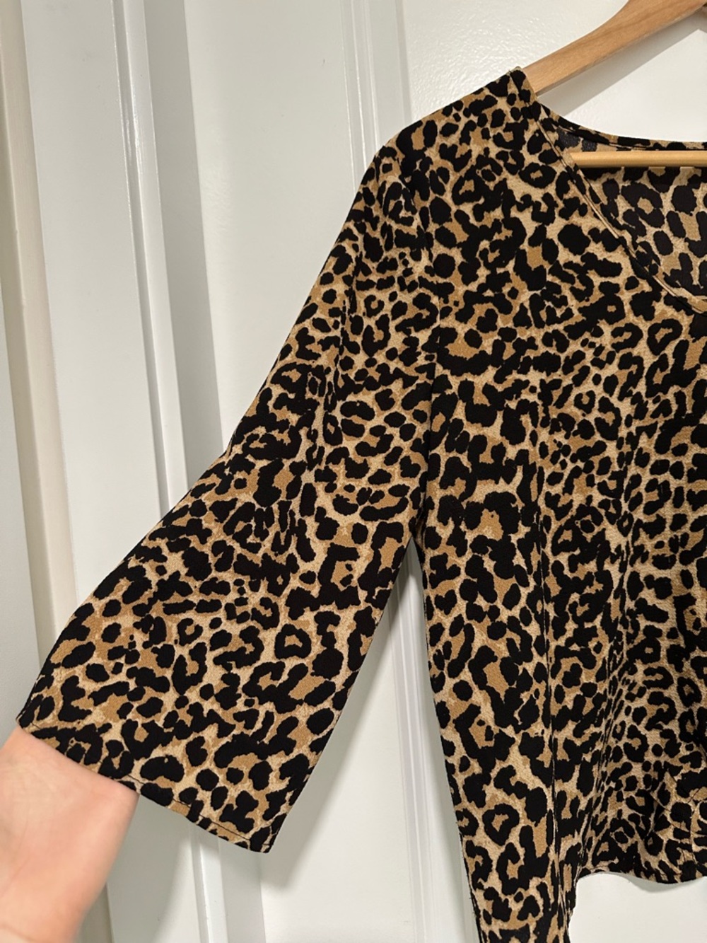 Leopard Print V-Neck Tie-Hem Blouse in Tan & Black Women’s Size Medium - Picture 3 of 7